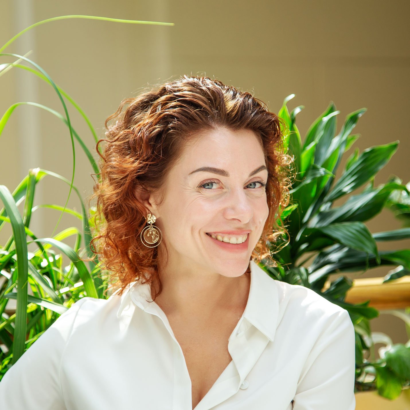 A healthy women smiling and posing to camera